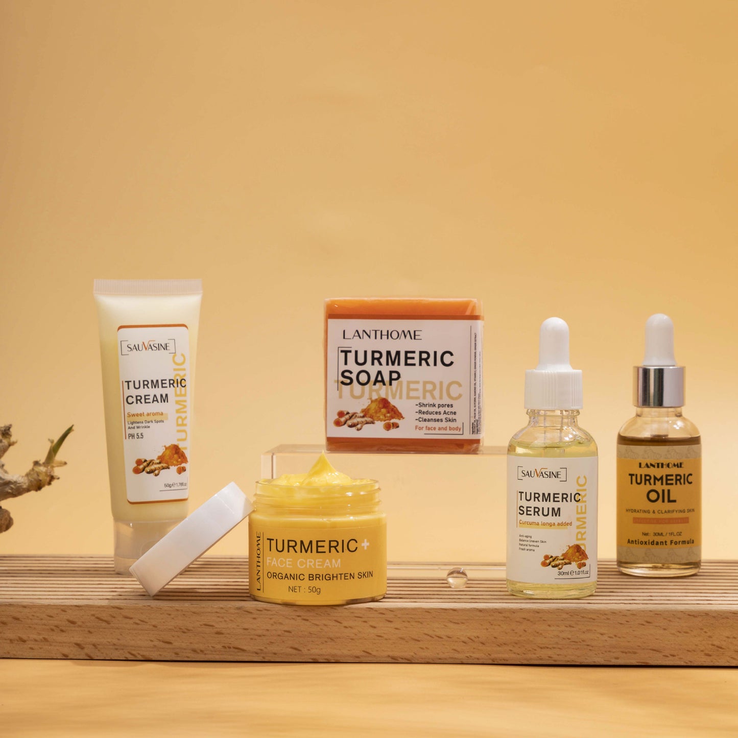 Turmeric 5-piece moisturizing care set brighten skin and restore skin elasticity.