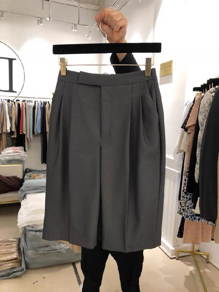 Women's Loose Figure-flattering High-waisted  Draping Wide-leg Shorts